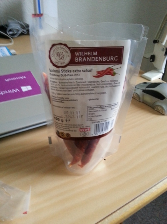När man är i Tyskland måste man ju äta korv, så köpte dessa chilikryddade salamiölkorvar i någon mataffär som låg i Phönix center