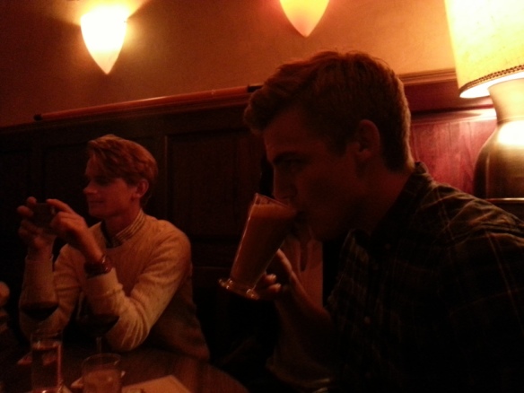 Thomas och Christofer på restaurangen.